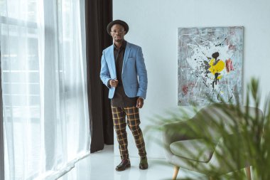 adam damalı pantolon ve mavi ceket 