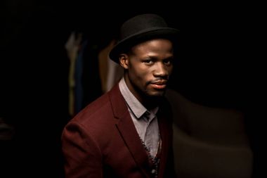yakışıklı bir Afrikalı-Amerikalı adam