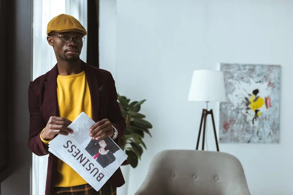 Αφρικανική αμερικανική άνθρωπος με επιχειρηματική εφημερίδα — Φωτογραφία Αρχείου