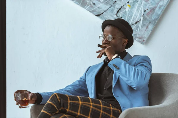 Stylish man smoking cigar — Stock Photo, Image