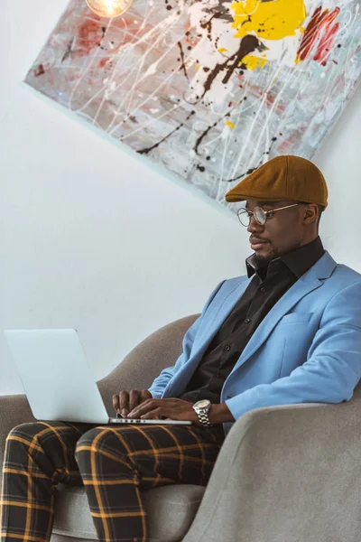 Africano americano homem com laptop — Fotografia de Stock Grátis