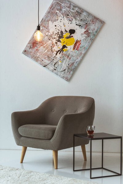 современный офис с живописью
