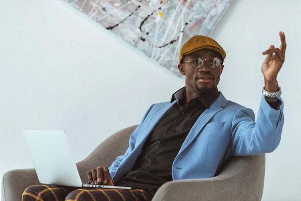 Αφρικανική αμερικανική άνθρωπος με laptop — Φωτογραφία Αρχείου