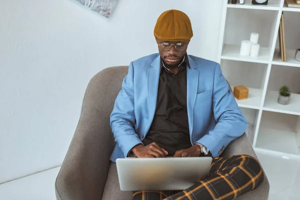 Hombre de negocios afroamericano con portátil — Foto de stock gratis
