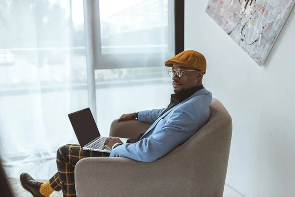 Afro-amerikai üzletember, a laptop — Stock Fotó