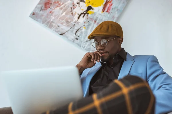 Afryki amerykański człowiek z laptopa — Zdjęcie stockowe