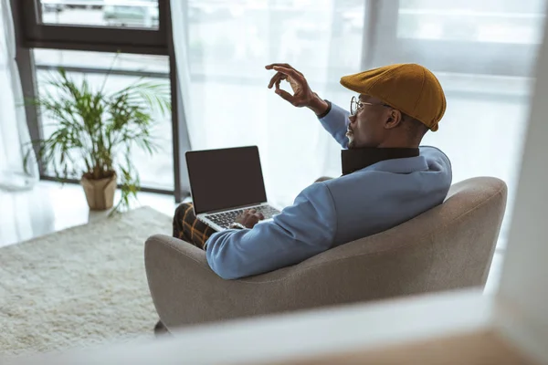 African american man with laptop — Stock Photo, Image