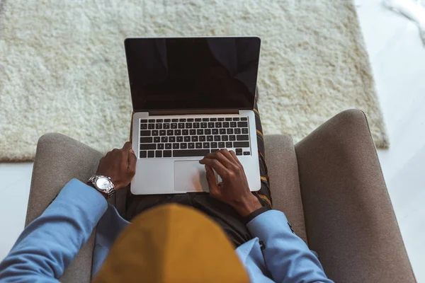 Laptop s prázdnou obrazovkou — Stock fotografie