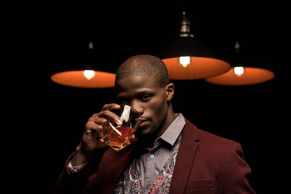 Αφρικανική αμερικανική άνθρωπος που πίνει ουίσκι — Φωτογραφία Αρχείου