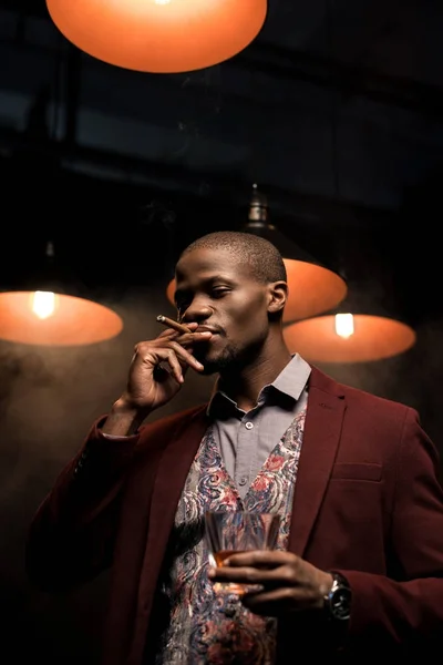 Man with whiskey smoking cigar — Stock Photo, Image