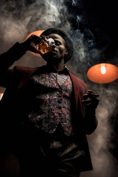 Мужчина пьет виски
