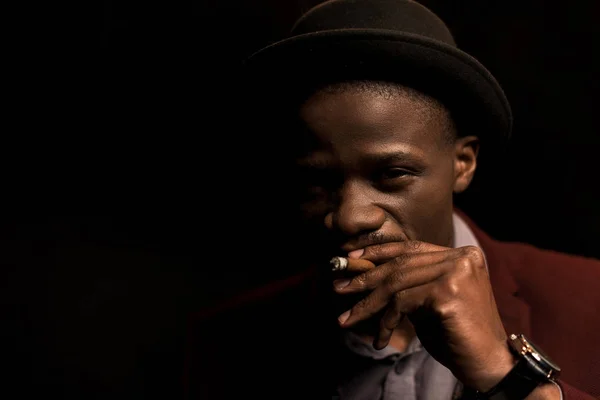Αφροαμερικάνος καπνίζει πούρο. — Φωτογραφία Αρχείου