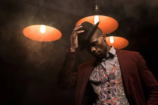 Hombre afroamericano con estilo en sombrero — Foto de Stock