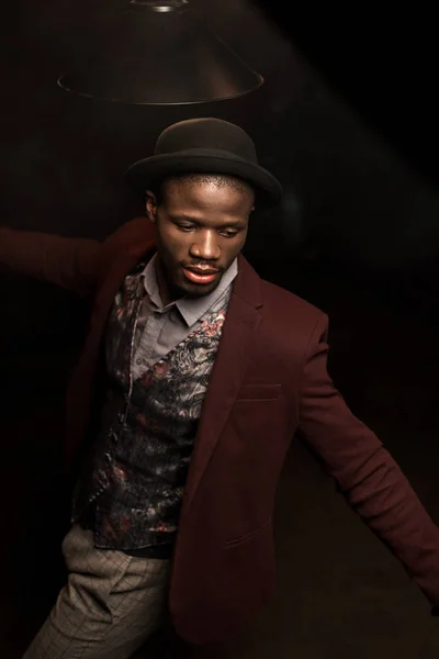 Eleganta afroamerikanska mannen i hatt — Stockfoto