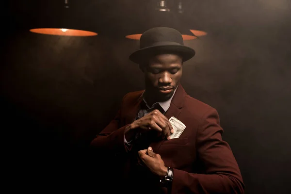 Πλούσια αφρικανική αμερικανική άνθρωπος με χρήματα — Φωτογραφία Αρχείου