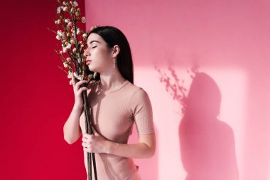 çiçek açan dalları ile şehvetli kadın