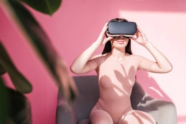 vr kulaklık güzel kız