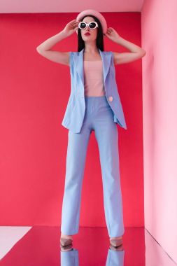 Güzel, şık, genç bir kadın.