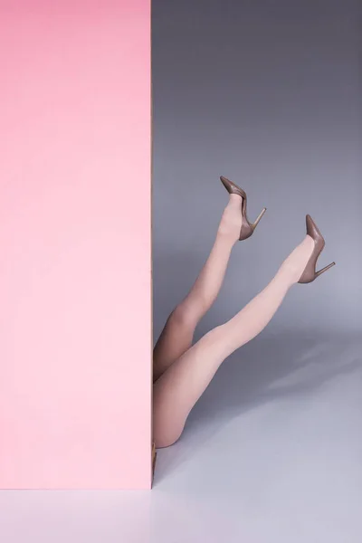Pernas femininas em sapatos de salto alto — Fotografia de Stock Grátis