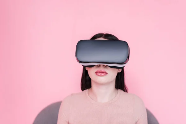 Hermosa chica en auriculares vr — Foto de Stock