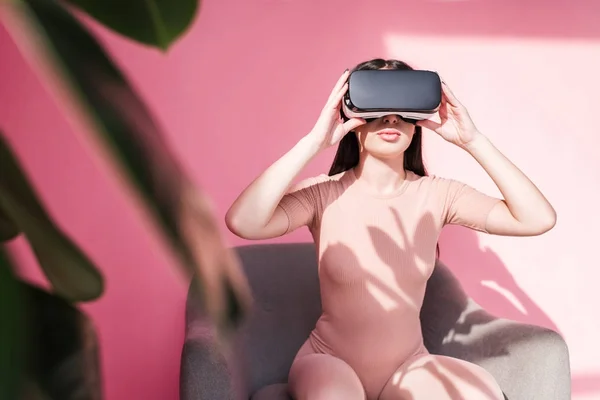 Vr 헤드셋에서 아름 다운 소녀 — 스톡 사진