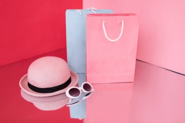 alışveriş torbaları, şapka ve güneş gözlüğü