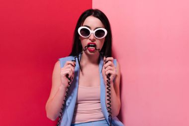 retro telefon ile şık kız