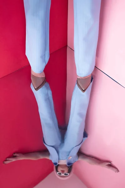 Жіночі ноги і відображення — стокове фото