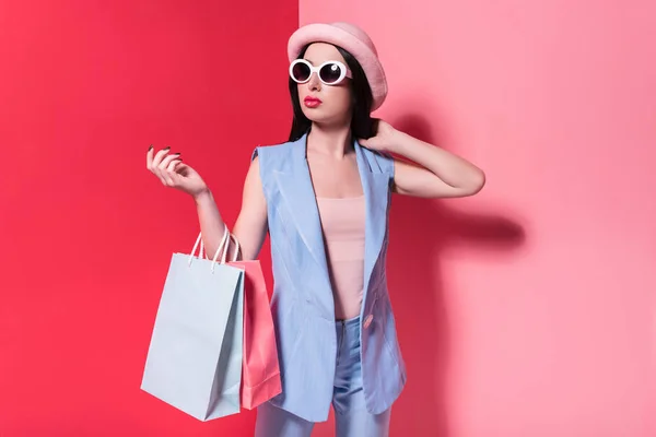 Stijlvolle meisje met shopping tassen — Stockfoto