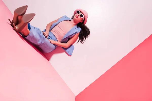 Chica con estilo en sombrero y gafas de sol — Foto de Stock