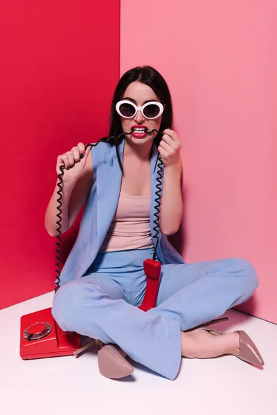 Menina elegante com telefone retro — Fotografia de Stock