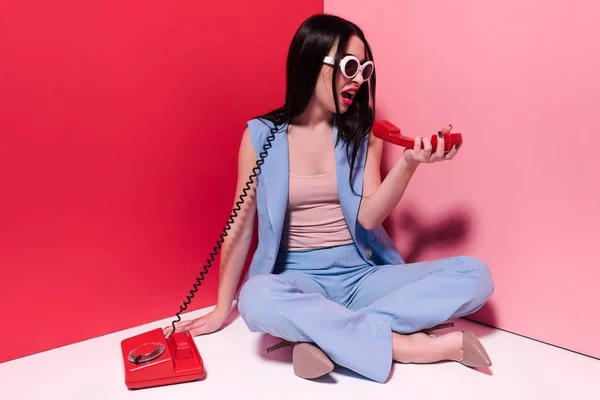 Snygg tjej med retro telefon — Stockfoto