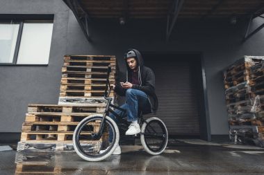 bmx bisikletçi Smartphone kullanarak   