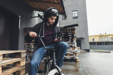 Smartphone kullanarak bmx motorcu