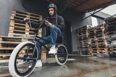 Smartphone kullanarak bmx motorcu