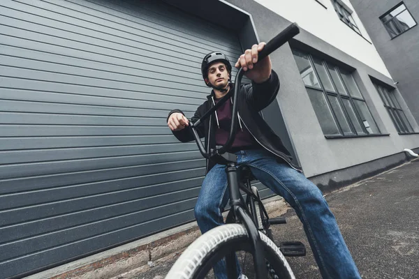 Bmx motociclista na rua — Fotografia de Stock