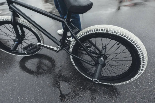 BMX ποδηλάτης στον δρόμο — Φωτογραφία Αρχείου