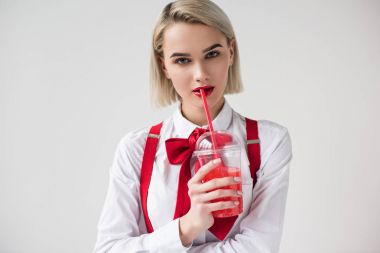 Kırmızı içecek ile moda kız