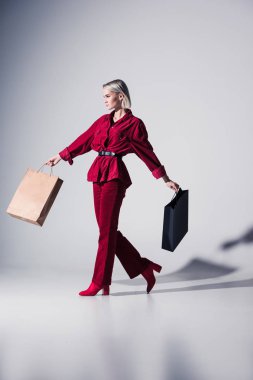 alışveriş torbaları ile trendy kız
