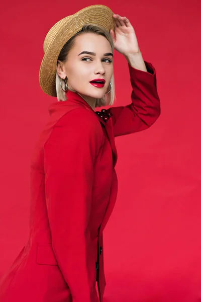 Elegant flicka i röd jacka och mössa — Stockfoto