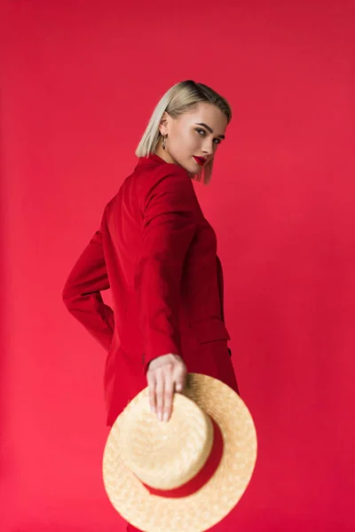 Chica de moda en chaqueta roja — Foto de Stock
