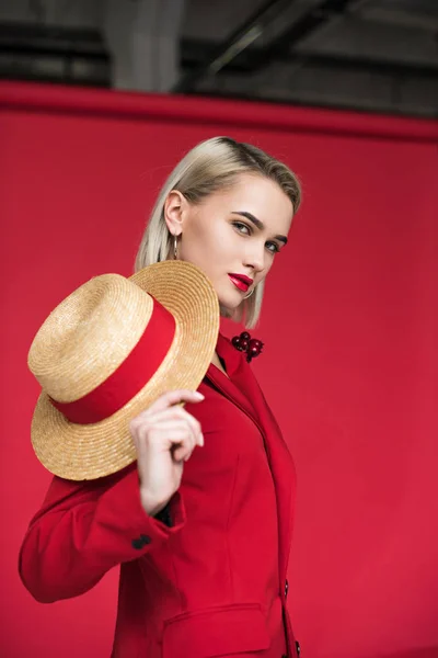 麦わらカンカン帽スタイリッシュな女の子 — ストック写真