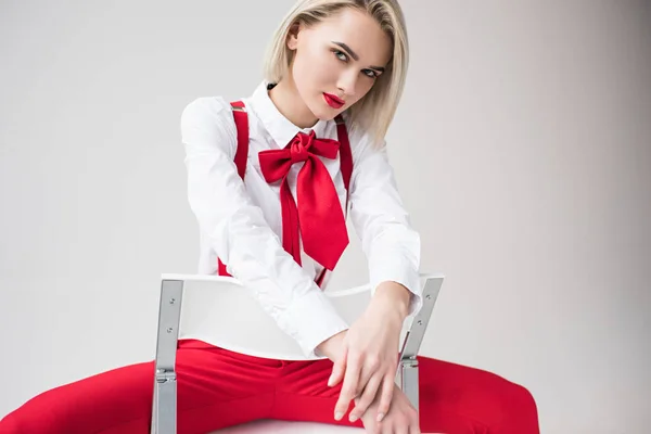 Attraktiva flicka poserar på stol — Stockfoto