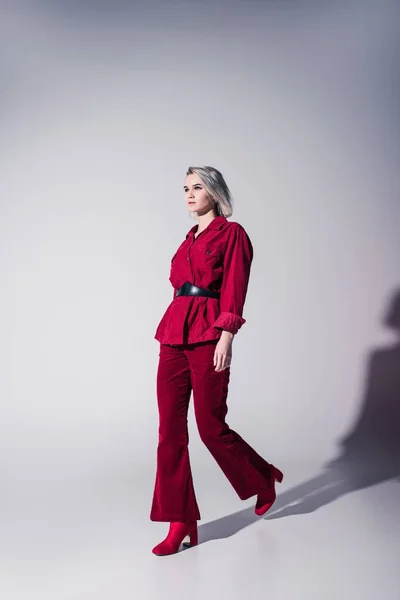 Elegantní dívka v červené trendy oblečení — Stock fotografie