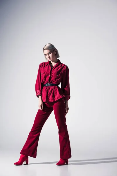 Элегантная девушка в красной одежде — стоковое фото