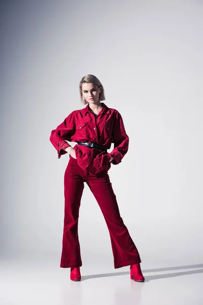 Flicka i röd trendiga kläder — Stockfoto