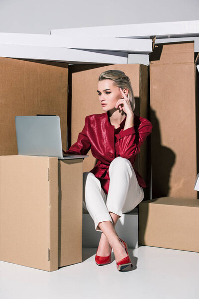 модная девушка с помощью ноутбука
  