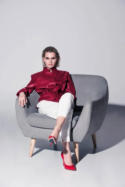 Fille à la mode dans le fauteuil — Photo