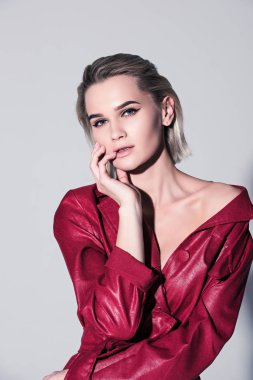 şehvetli kız moda çekimi için poz 