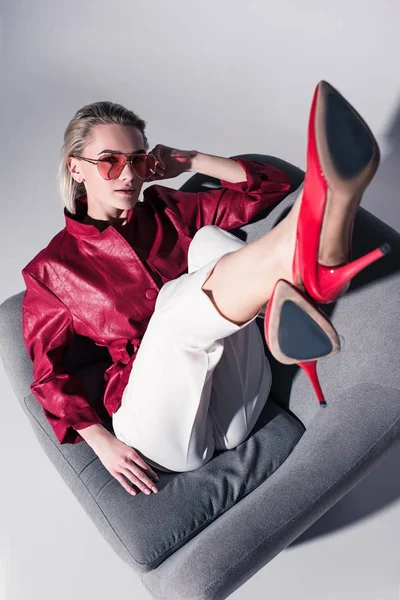Стильная девушка на красных каблуках — стоковое фото